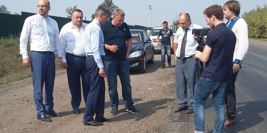 Рудик привіз колег-нардепів до Сміли, аби ті на власних автівках відчули жахливі дороги